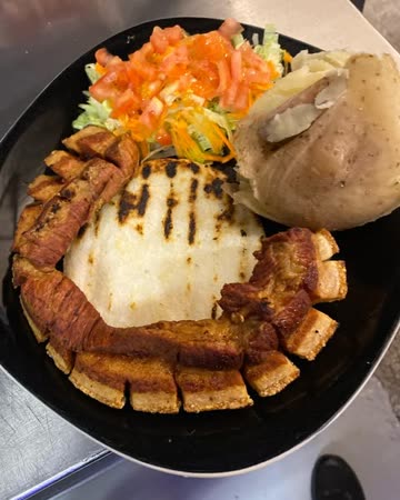 Plato con chicharrón, arepa asada, papa y ensalada