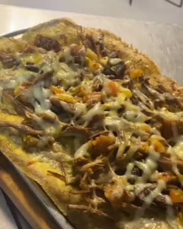 Patacón cargado con carne, maicitos y queso fundido